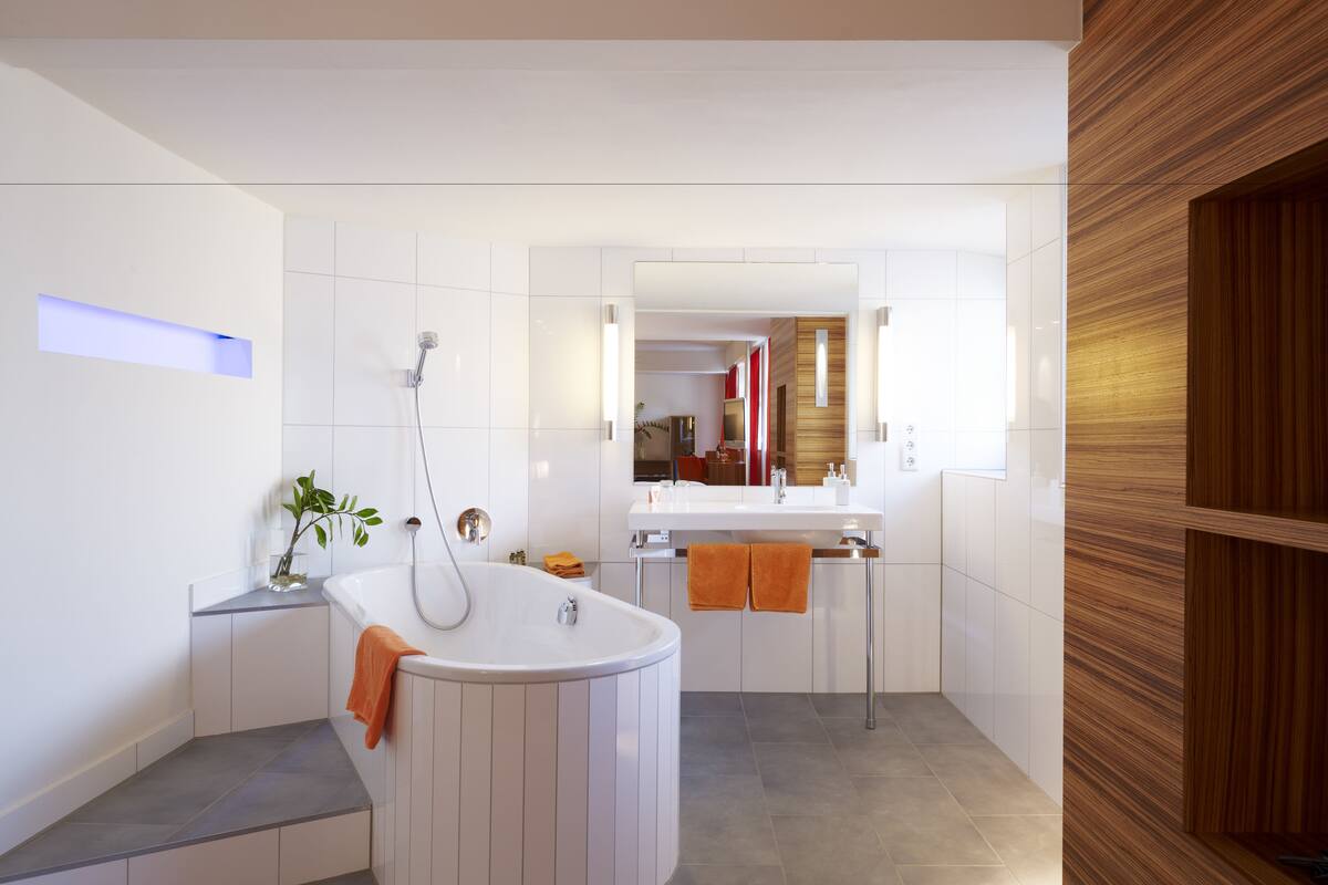 junior suite | bathroom | shower, free toiletries, hair dryer, towels