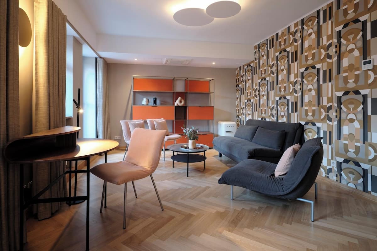 Suite – junior | Allergitestet sengetøy, minibar, safe på rommet og skrivebord