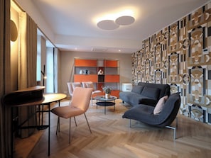 Junior Suite | Hypo-allergenic bedding, minibar, in-room safe, desk