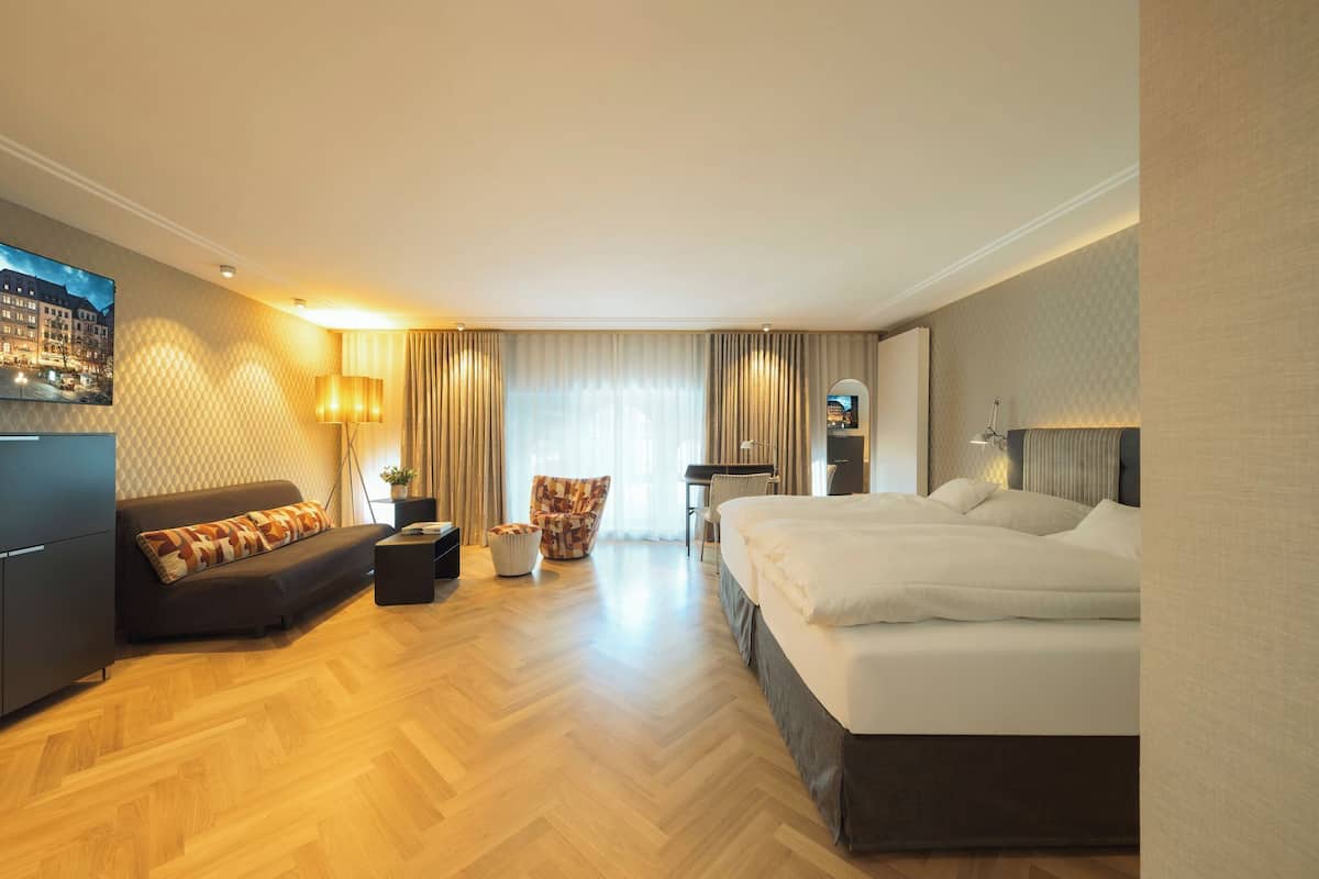 Junior Suite | Hypo-allergenic bedding, minibar, in-room safe, desk