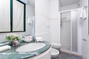 ฝักบัว, ของใช้ในห้องน้ำฟรี, ไดร์เป่าผม, โถสุขภัณฑ์แบบบิเดท์