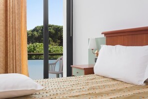 มินิบาร์, ตู้นิรภัยในห้องพัก, โต๊ะทำงาน, Wi-Fi ฟรี