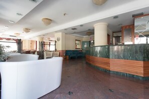 ฝ่ายต้อนรับ