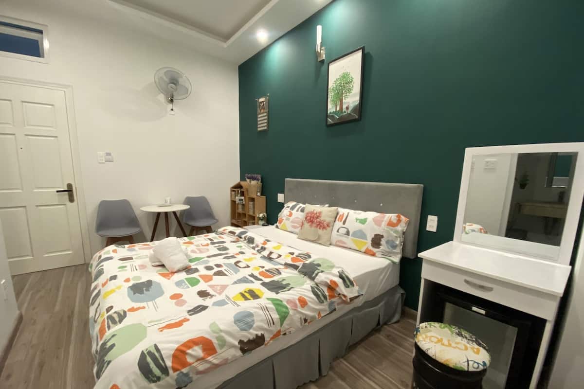 Superior Tek Büyük Yataklı Oda | Masa, dizüstü bilgisayar çalışma alanı, ses yalıtımı