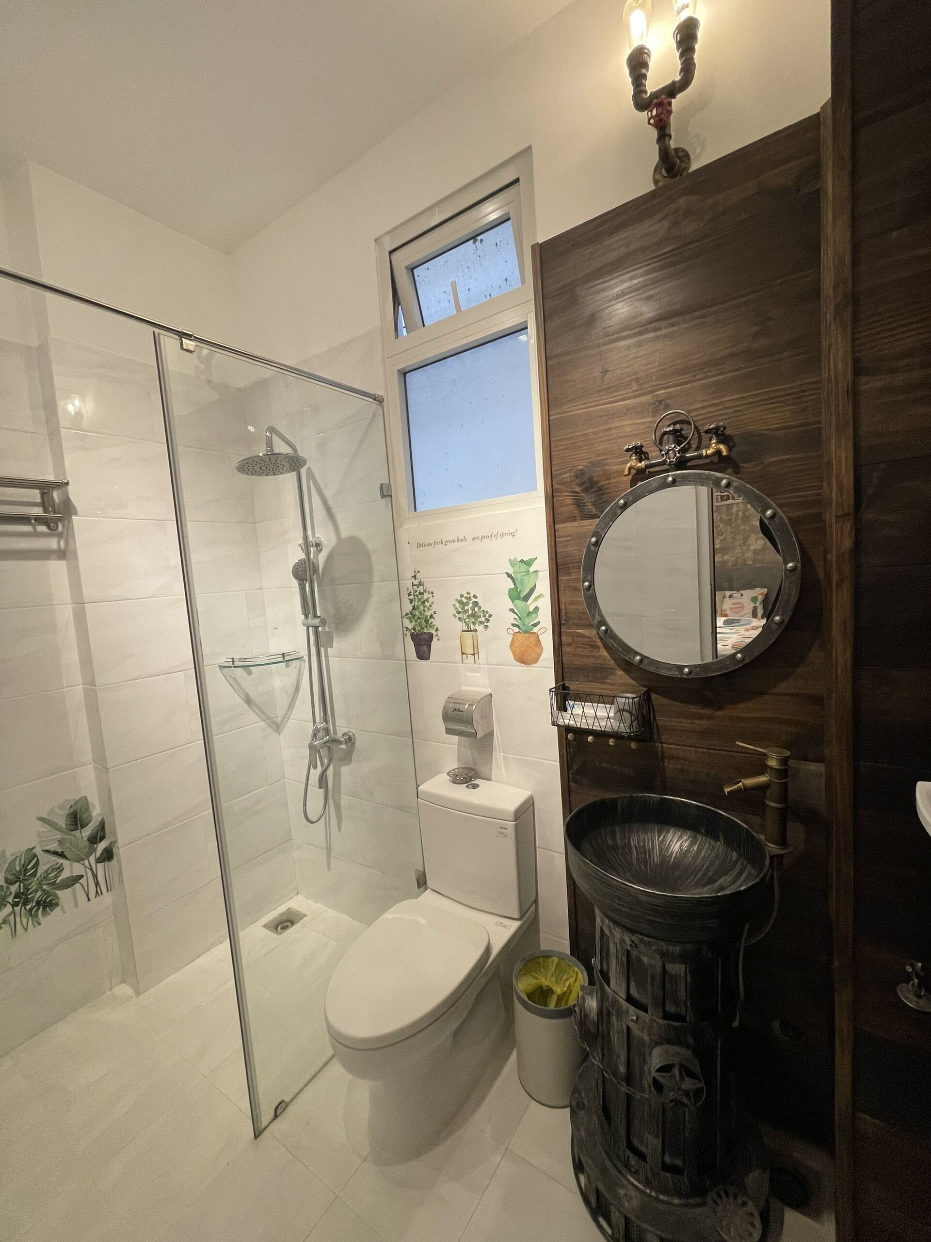 family deluxe | bathroom | combined shower/bathtub, free toiletries, hair dryer, slippers