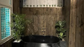 Design Double Room | Bathroom | Combined shower/tub, free toiletries, hair dryer, slippers