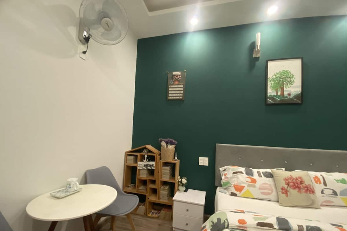 Superior Tek Büyük Yataklı Oda | Masa, dizüstü bilgisayar çalışma alanı, ses yalıtımı