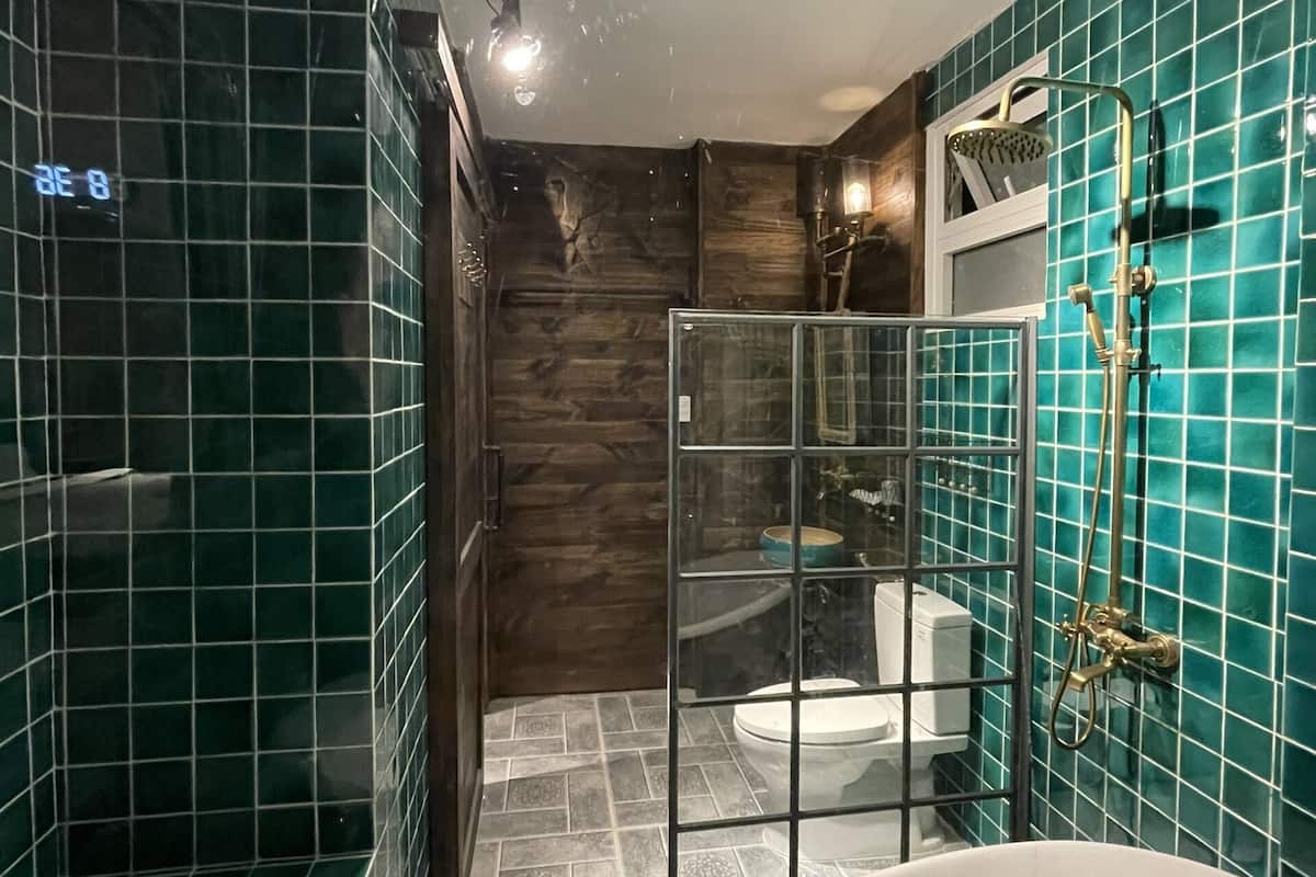 Design Tek Büyük Yataklı Oda | Banyo | Duş/küvet kombinasyonu, ücretsiz banyo/kozmetik ürünleri