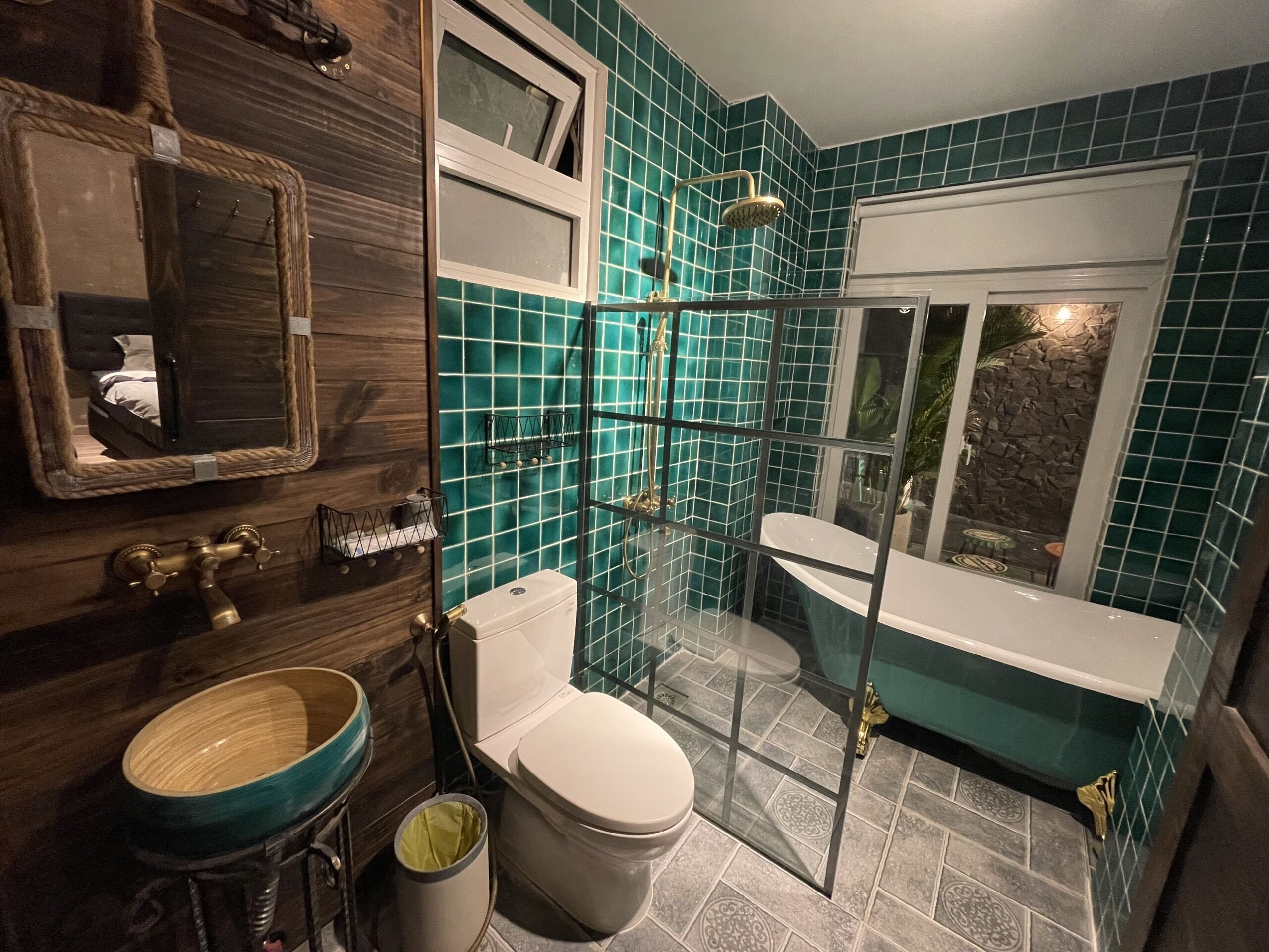 design double room | bathroom | combined shower/bathtub, free toiletries, hair dryer, slippers