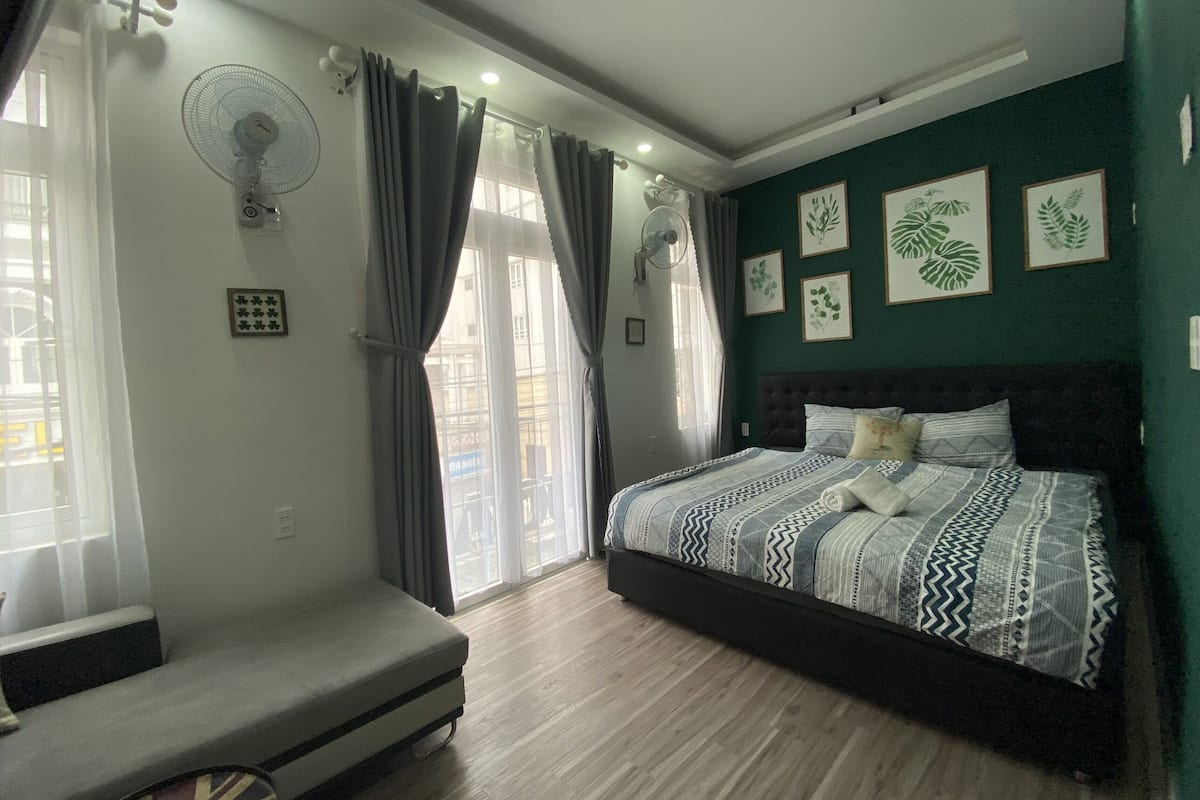 Luxury Tek Büyük Yataklı Oda | Masa, dizüstü bilgisayar çalışma alanı, ses yalıtımı