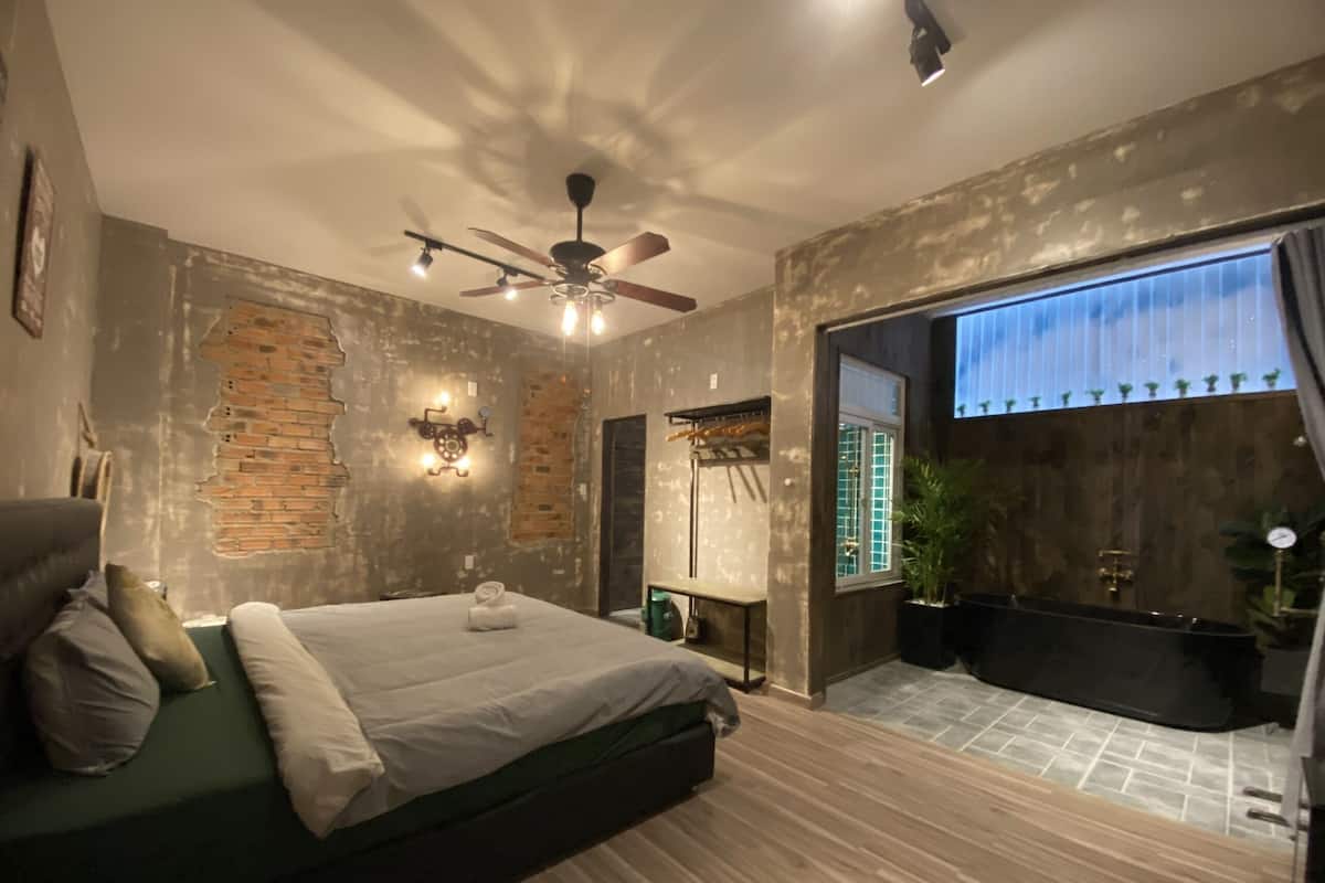 Design Tek Büyük Yataklı Oda | Masa, dizüstü bilgisayar çalışma alanı, ses yalıtımı