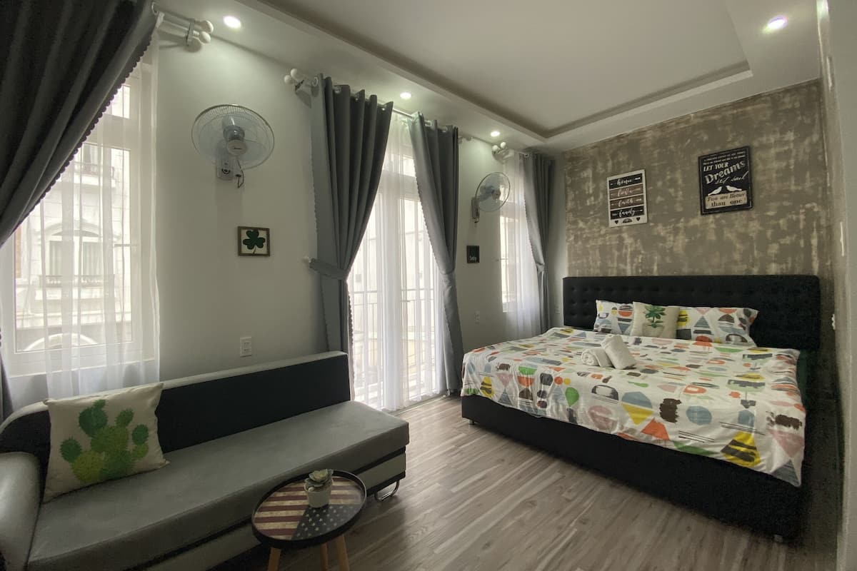 Luxury Tek Büyük Yataklı Oda | Masa, dizüstü bilgisayar çalışma alanı, ses yalıtımı