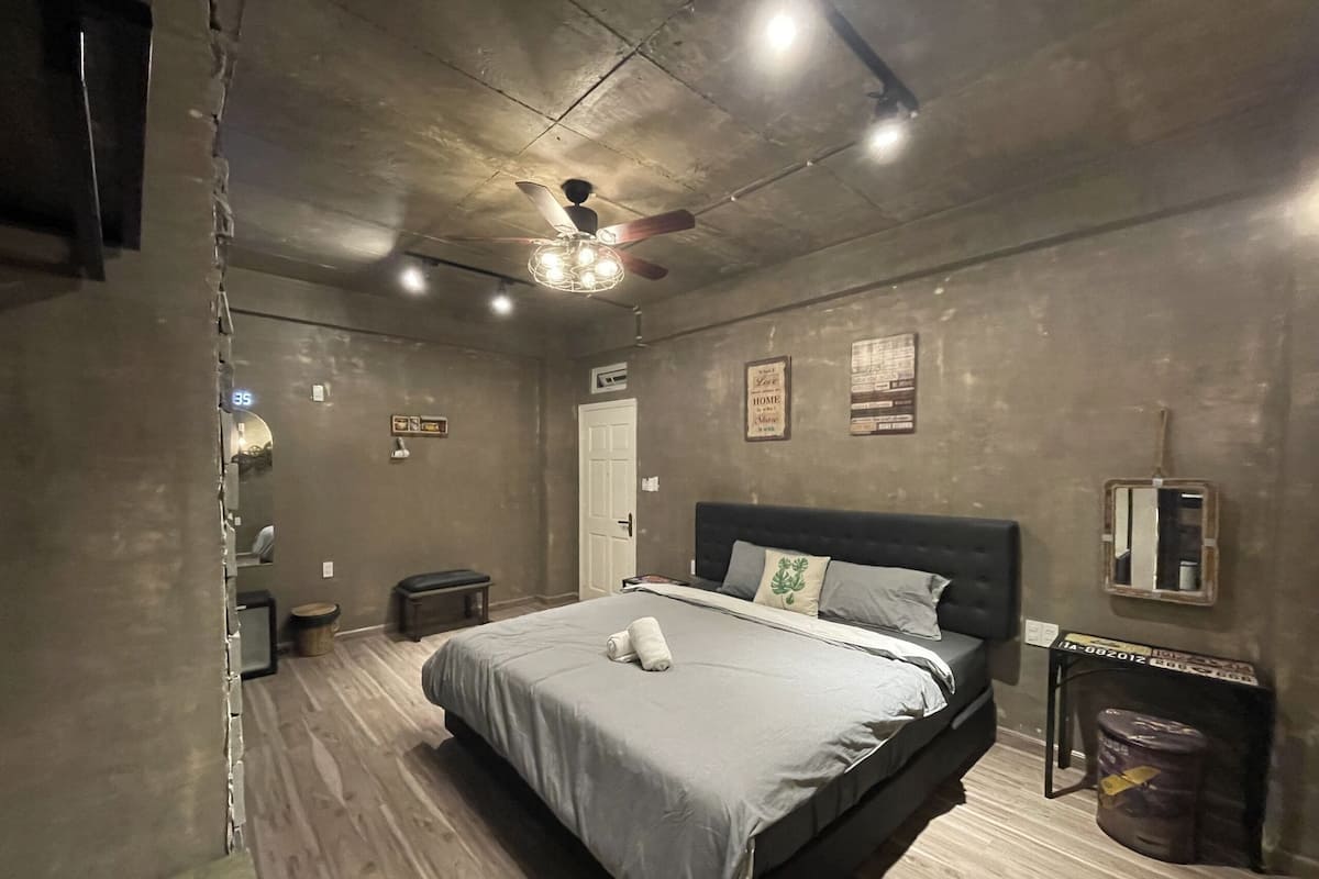 Design Tek Büyük Yataklı Oda | Masa, dizüstü bilgisayar çalışma alanı, ses yalıtımı