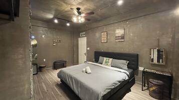 Design Double Room | Desk, laptop workspace, soundproofing, free WiFi