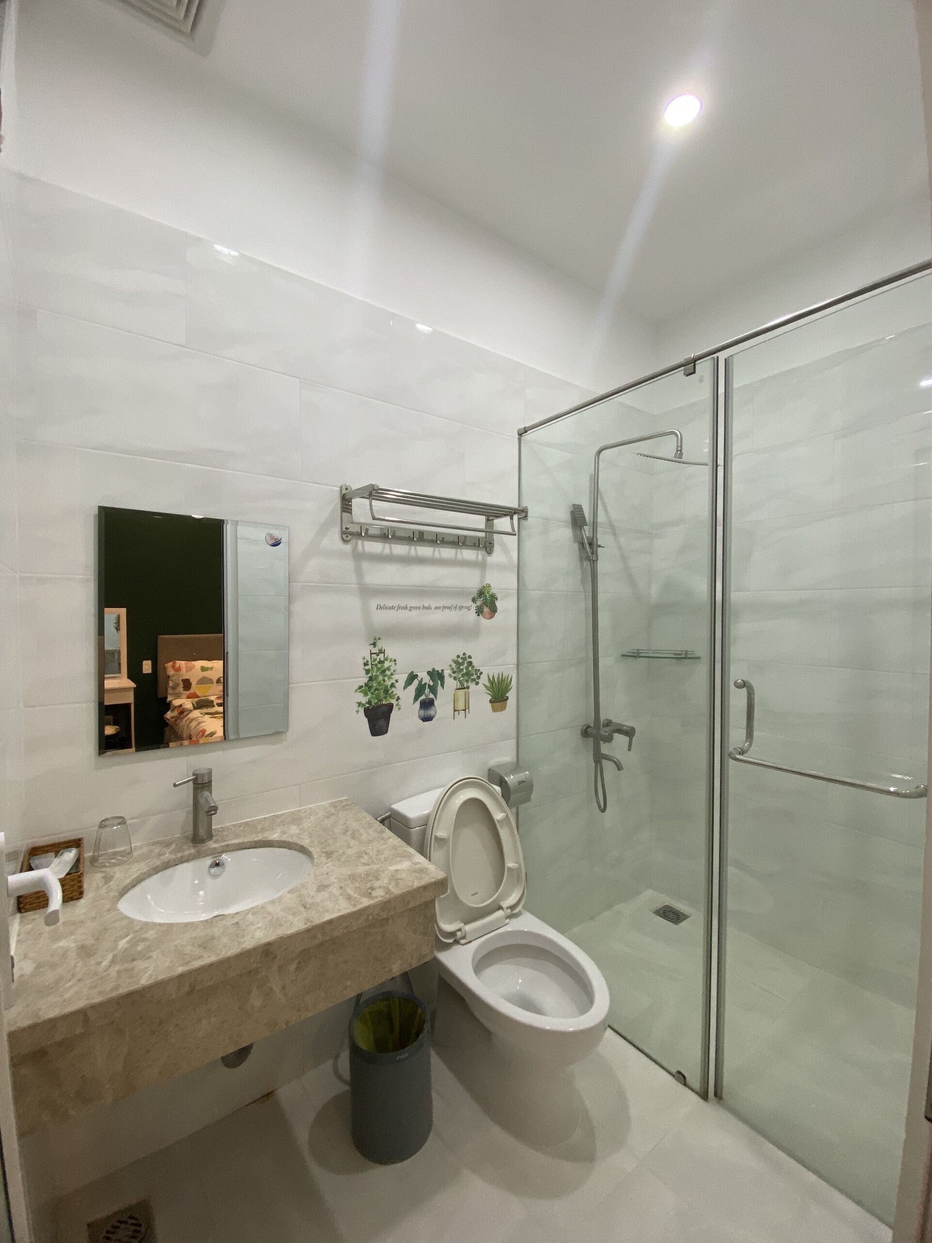 combined shower/bathtub, free toiletries, hair dryer, slippers