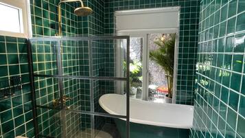Design Double Room | Bathroom | Combined shower/bathtub, free toiletries, hair dryer, slippers