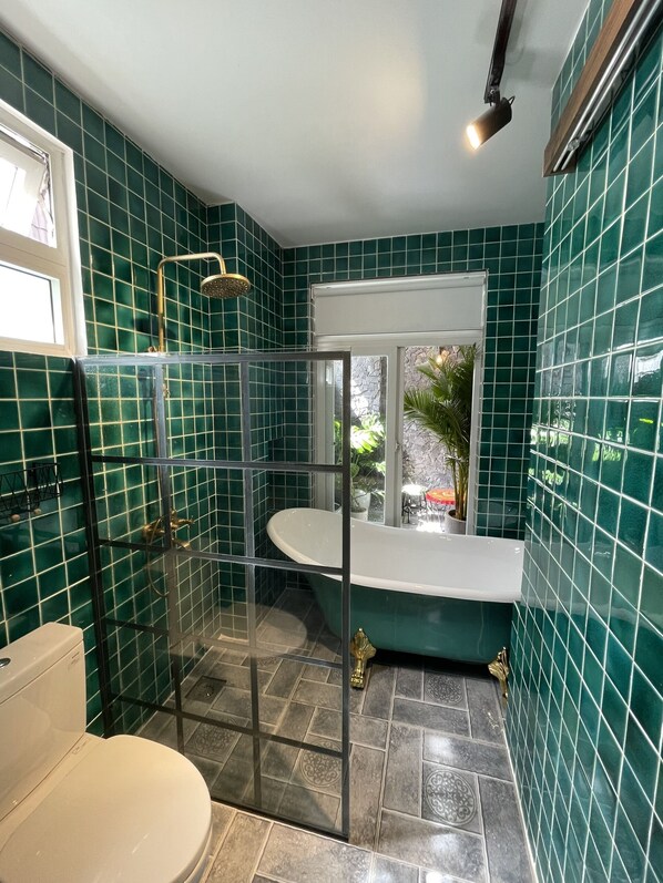 Kahden hengen design-huone | Kylpyhuone | Suihkun ja ammeen yhdistelmä, ilmaiset hygieniatuotteet, hiustenkuivaaja