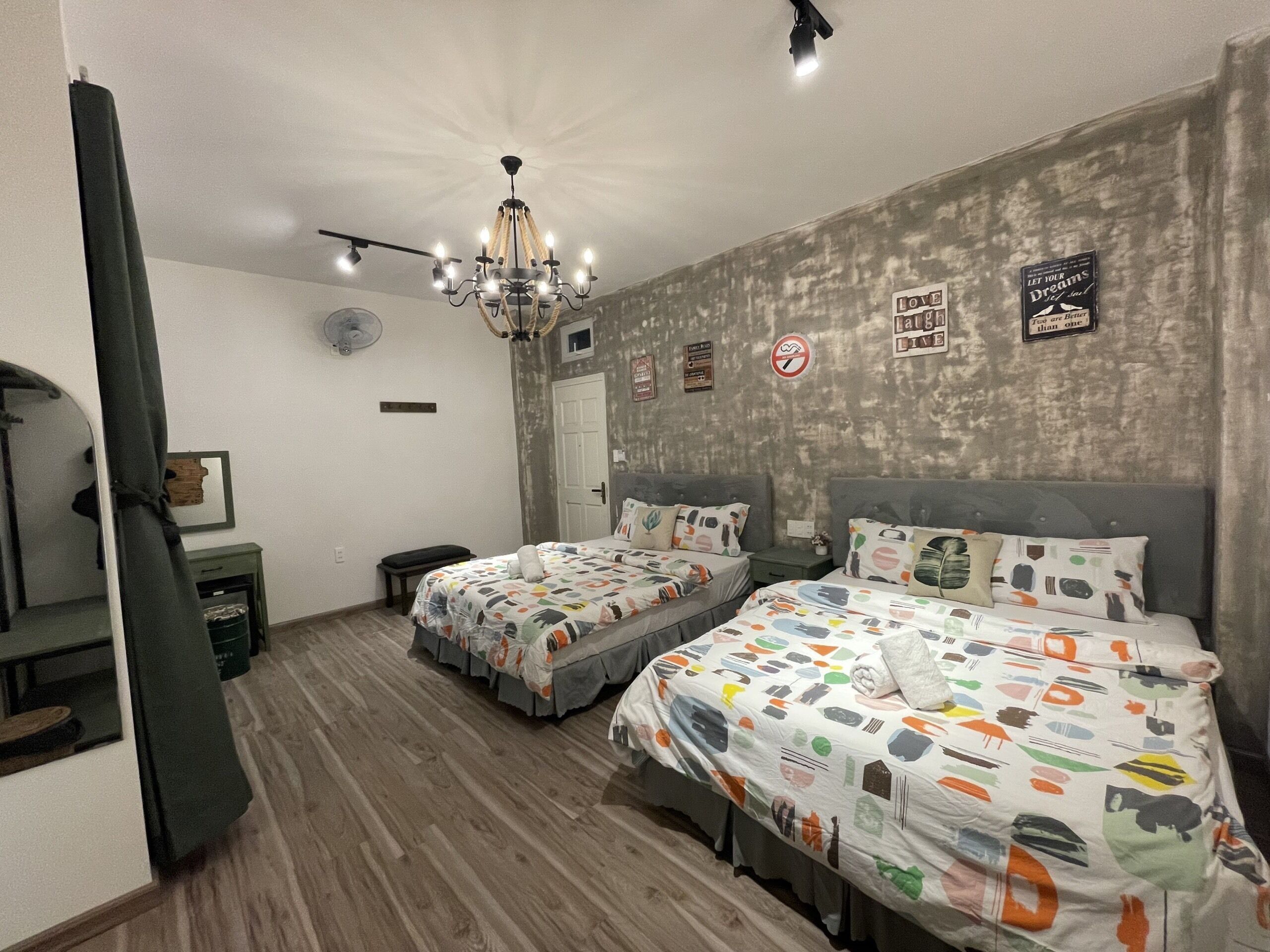 family deluxe | desk, laptop workspace, soundproofing, free wifi