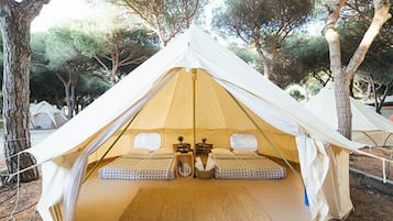 Tent, gemeenschappelijke badkamer (Bell XL - 1 Futon/Every 2 Occupants) | Gratis babybedden, gratis wifi, beddengoed
