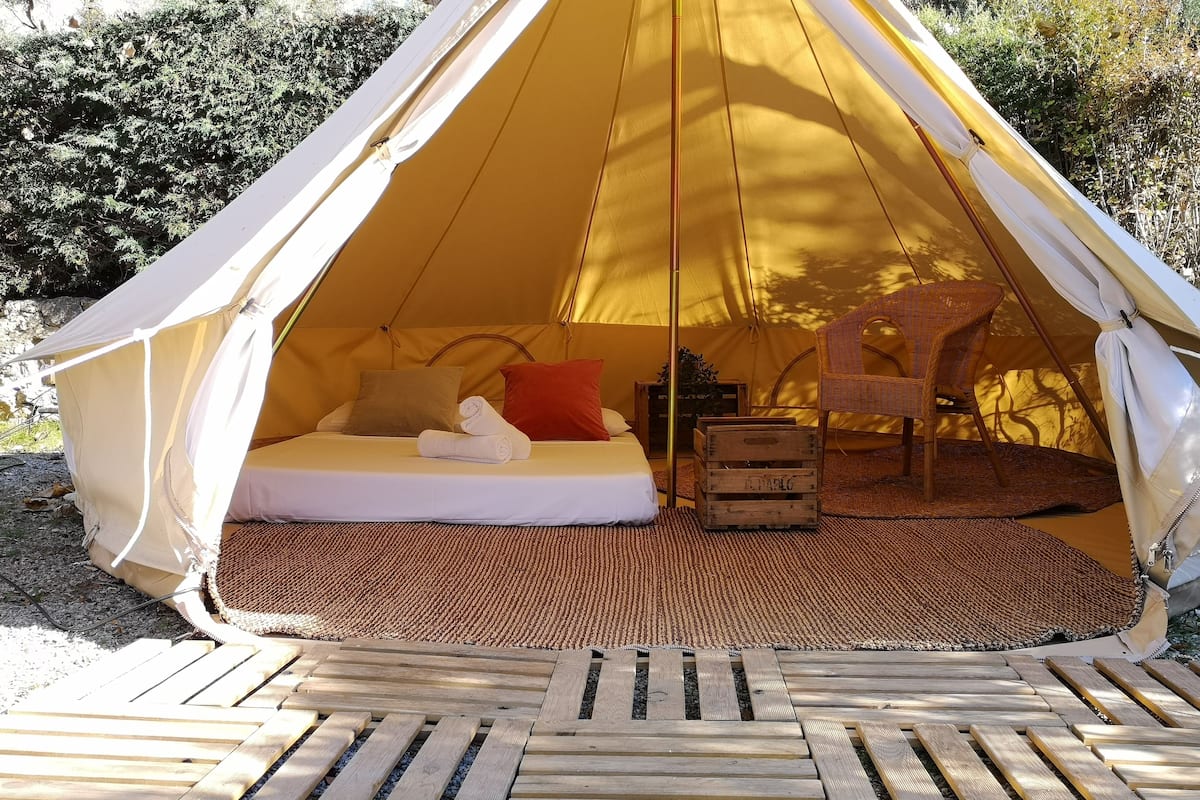 Tent, gedeelde badkamer (Bell - 1 Futon/Every 2 Occupants) | Gratis babybedden, gratis wifi, beddengoed