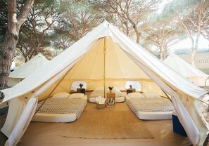 帐篷房, 公共浴室 (Bell XL - 1 Futon/Every 2 Occupants) | 免费婴儿床、免费 WiFi、床单