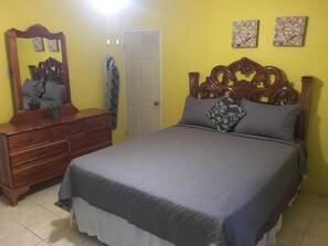 2 habitaciones, tabla de planchar con plancha y cuna de viaje