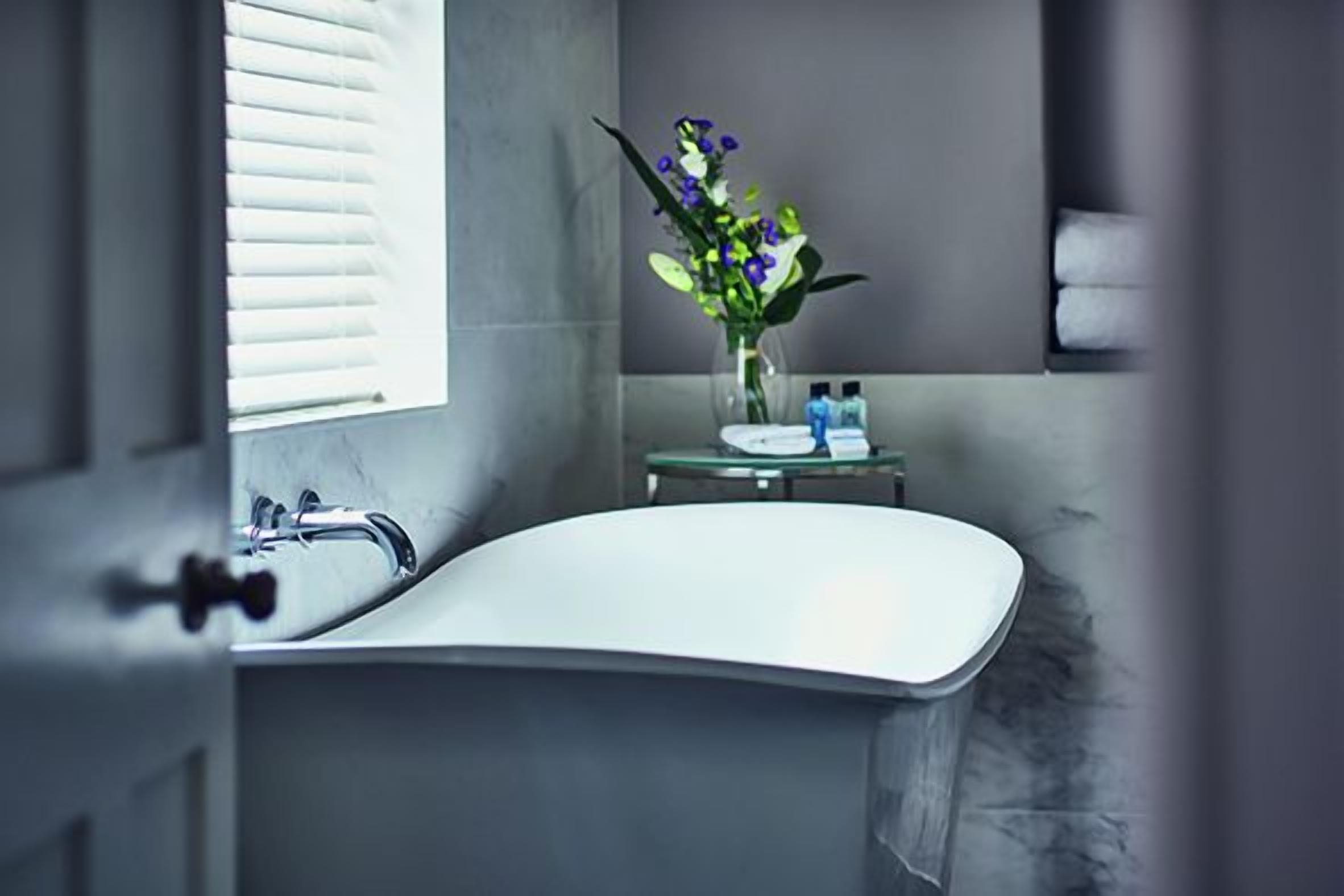 superior room | deep-soaking bathtub