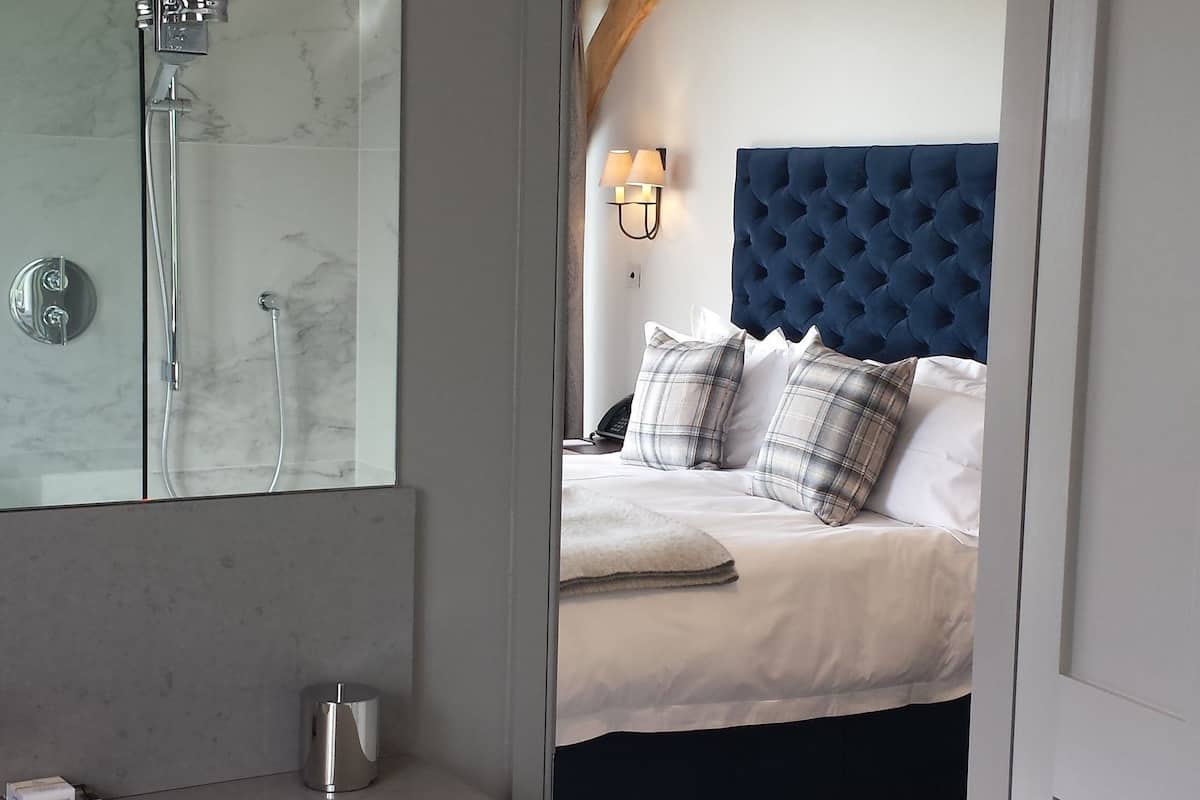 superior room, balcony | in-room safe, desk, iron/ironing board, cots/infant beds