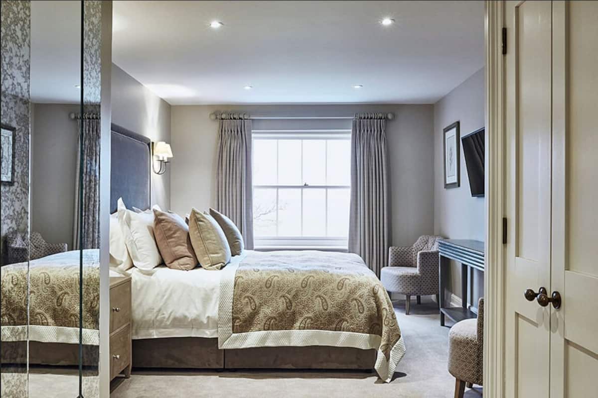 Kamar Double Klasik | 1 kamar tidur, brankas, meja kerja, dan setrika/meja setrika