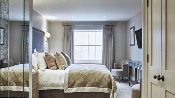 Classic Double Room | 1 bedroom, in-room safe, desk, iron/ironing board