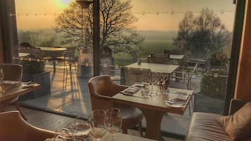 Serveert ontbijt, lunch en diner