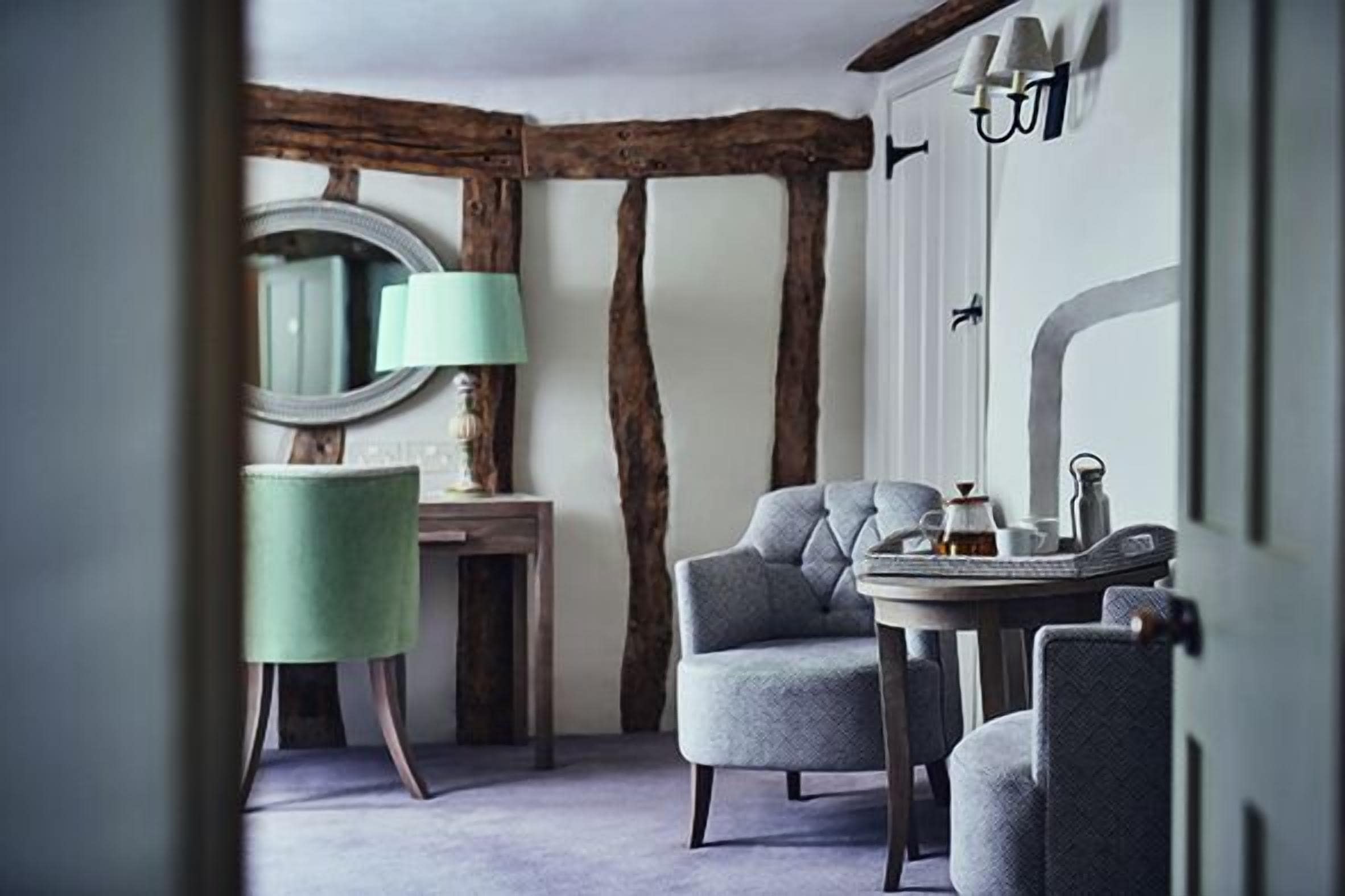 deluxe room | living area | flat-screen tv