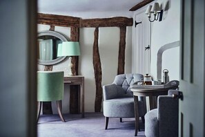 Deluxe Room | Living area | Flat-screen TV