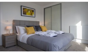 2 habitaciones, ropa de cama de alta calidad y escritorio 