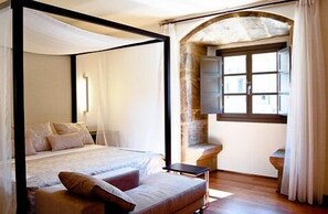 尊荣双人房 | 迷你吧、办公桌、遮光窗帘、熨斗/熨板