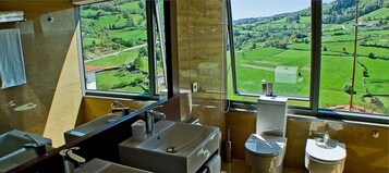 Chuveiro/banheira combinados, secador de cabelo, bidê, toalhas de banho