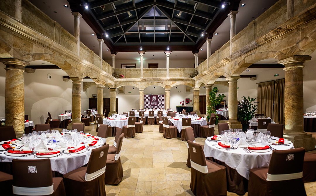 breakfast, lunch, dinner served; local cuisine, al fresco dining