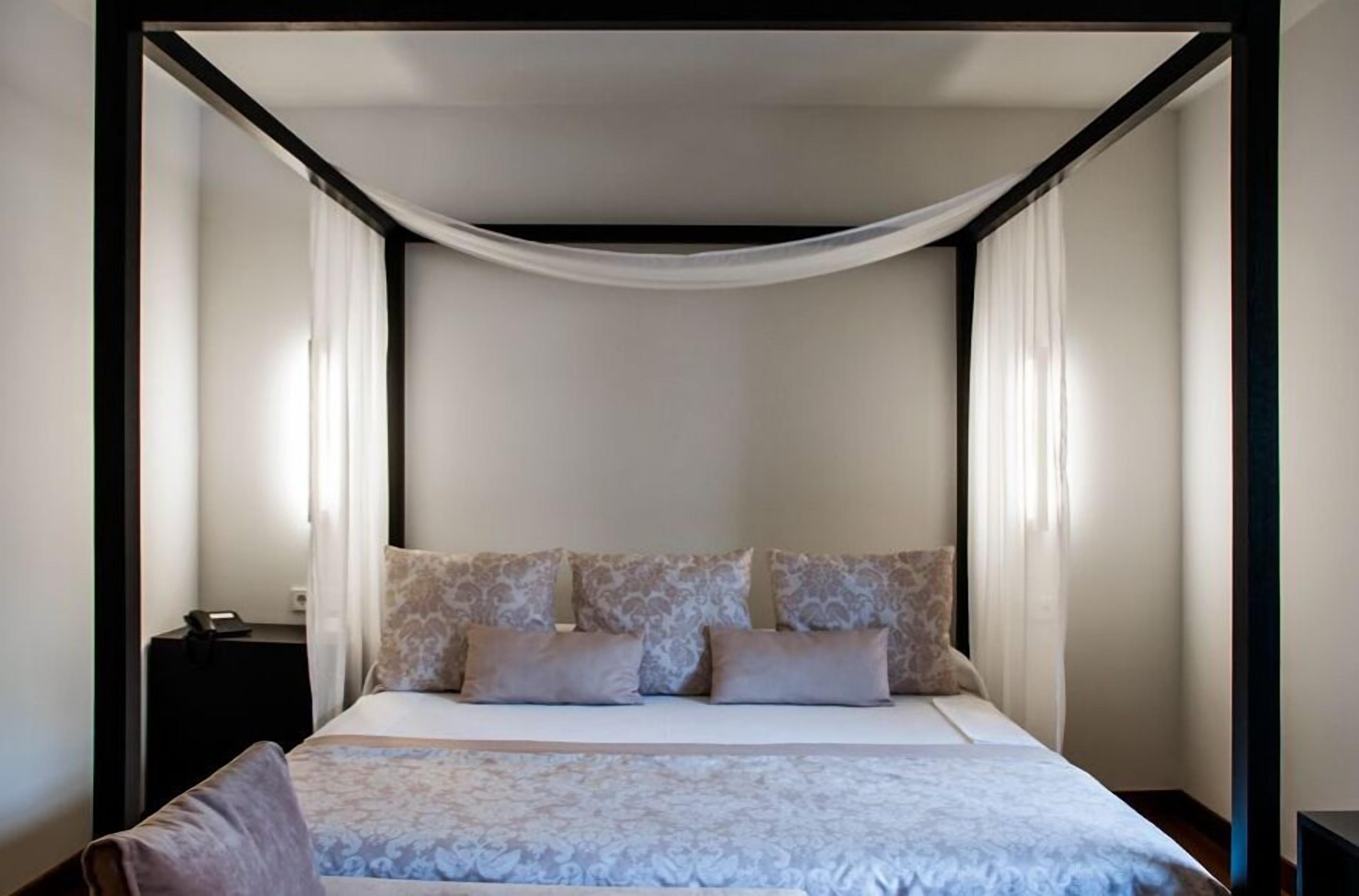 premium double room | 1 bedroom, minibar, desk, blackout curtains