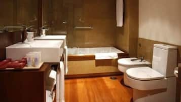 Minibar, meja kerja, tirai kedap cahaya, dan setrika/meja setrika