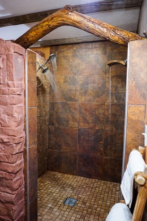 Baignoire, sèche-cheveux, serviettes fournies