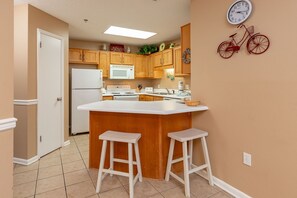 Kjøleskap, mikrobølgeovn, ovn og oppvaskmaskin