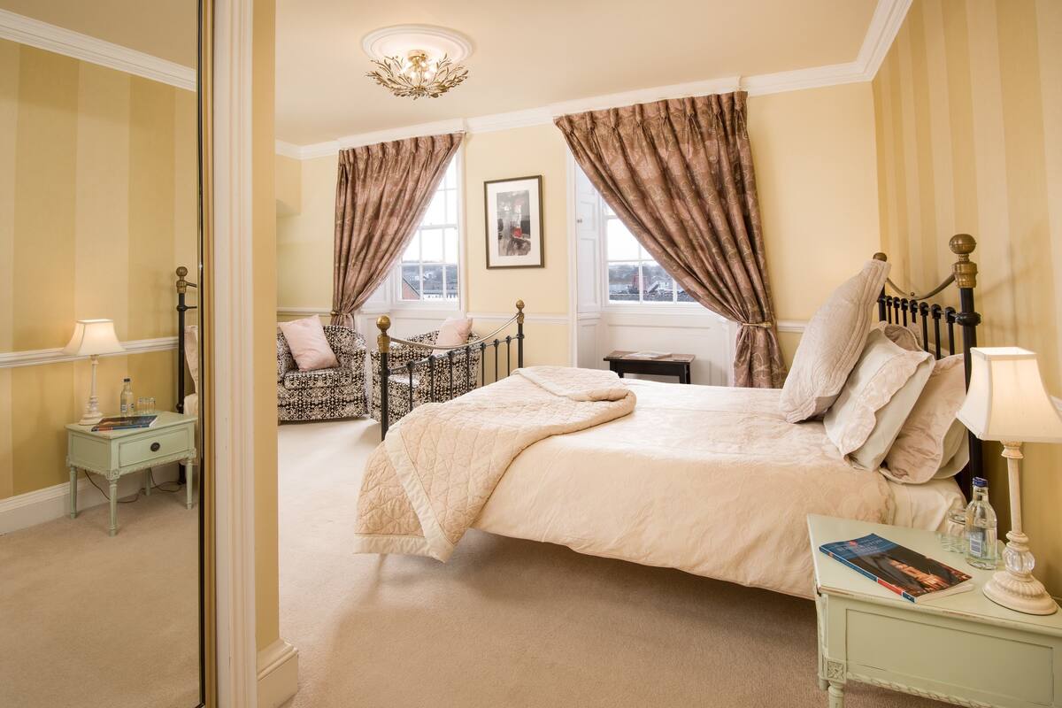 Premium bedding, iron/ironing board, rollaway beds, free WiFi