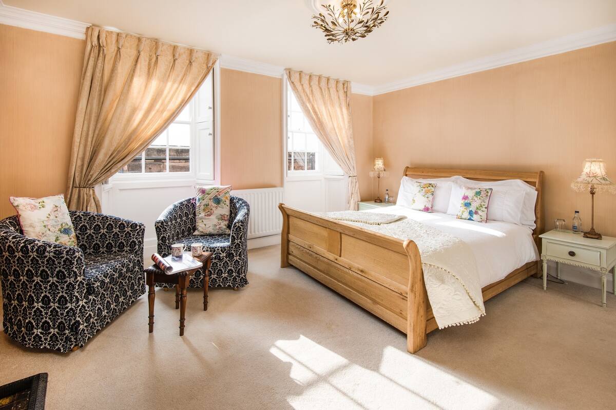 Premium bedding, iron/ironing board, rollaway beds, free WiFi