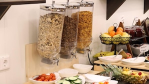 Een ontbijtbuffet met diverse gerechten en bakken.