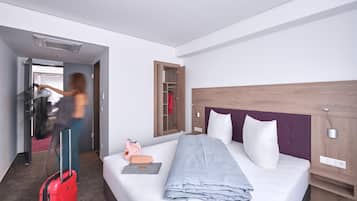 Schreibtisch, laptopgeeigneter Arbeitsplatz, schallisolierte Zimmer