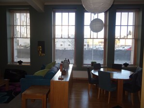 Leilighet – premium, 3 soverom, byutsikt | Oppholdsområde | En 32-tommers Flatskjerm-TV med digitale kanaler samt TV og DVD-spiller