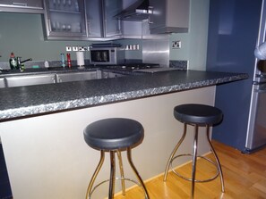 Leilighet – premium, 3 soverom, byutsikt | Eget kjøkken | Kjøleskap, mikrobølgeovn, ovn og kokeplater