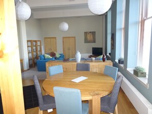Premium-huoneisto, 3 makuuhuonetta, kaupunkinäköala | Ruokailu omassa huoneessa
