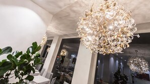 Un candelabro con múltiples luces en un ambiente interior moderno.