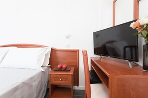 Dobbelt- eller tomannsrom – standard | Minibar, safe på rommet, blendingsgardiner og lydisolert